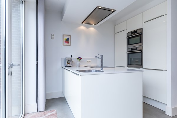 Foto - Te koop: In een rustige en kindvriendelijke woonomgeving staat deze moderne geschakelde twee-onder-een-kapwoning (bouwjaar 2011) met aangebouwde stenen garage, stijlvolle overkapping, vier slaapkamers, twee...